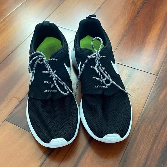 Nike Roshe One ID Women’s Shoe Black/White - Picture 7 of 8